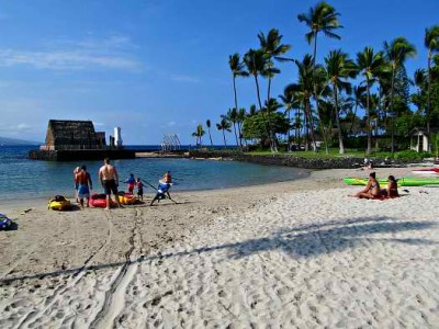 Kamakahonu Beach - A Calm White Sand Beach in Kailua Kona, Hawaii ...